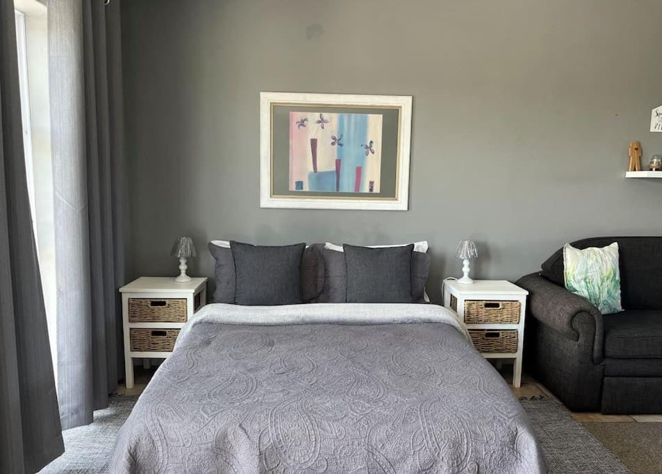 Casual, beachy and 100m to Seals Surf Spot Apartment in Eastern Cape