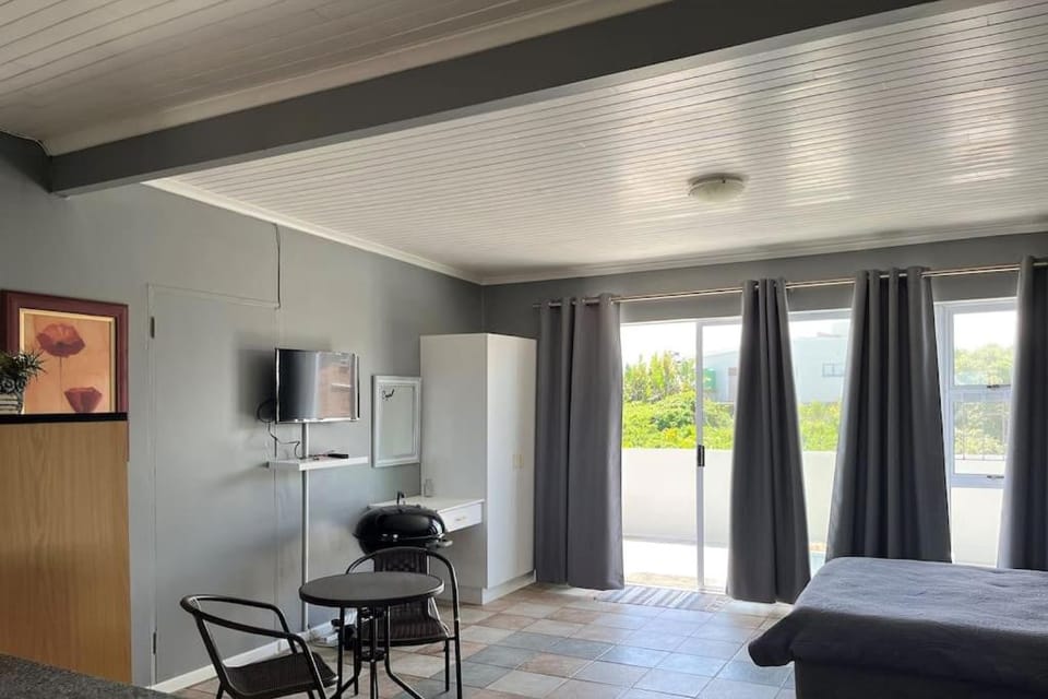 Casual, beachy and 100m to Seals Surf Spot Apartment in Eastern Cape
