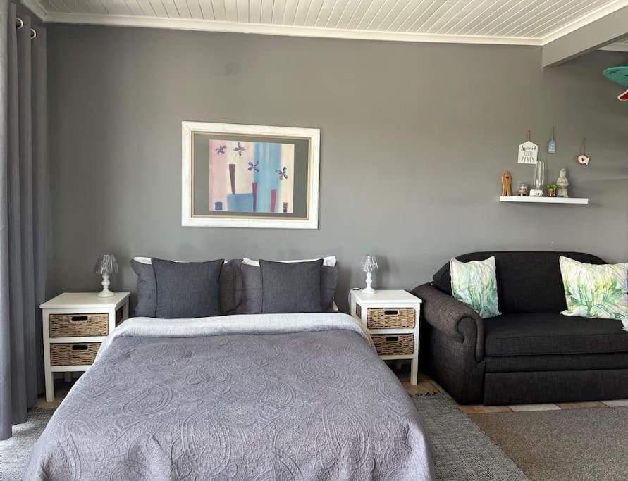 Casual, beachy and 100m to Seals Surf Spot Apartment in Eastern Cape