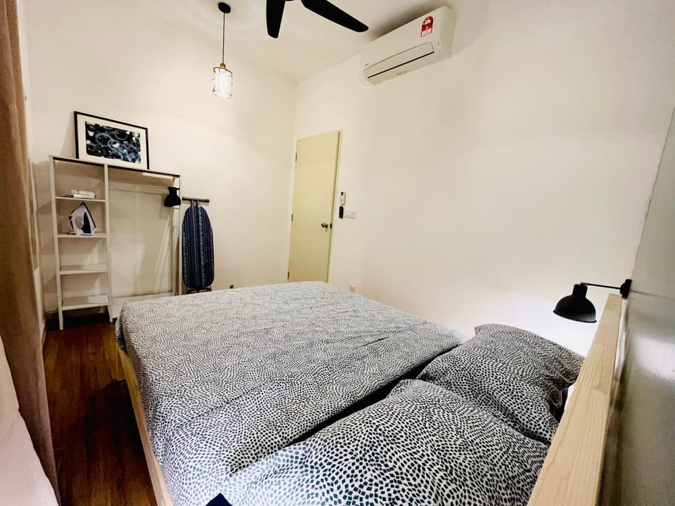 Photo of the whole room, Bedroom
