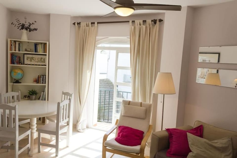 Living room, Seating area, Dining area, fireplace