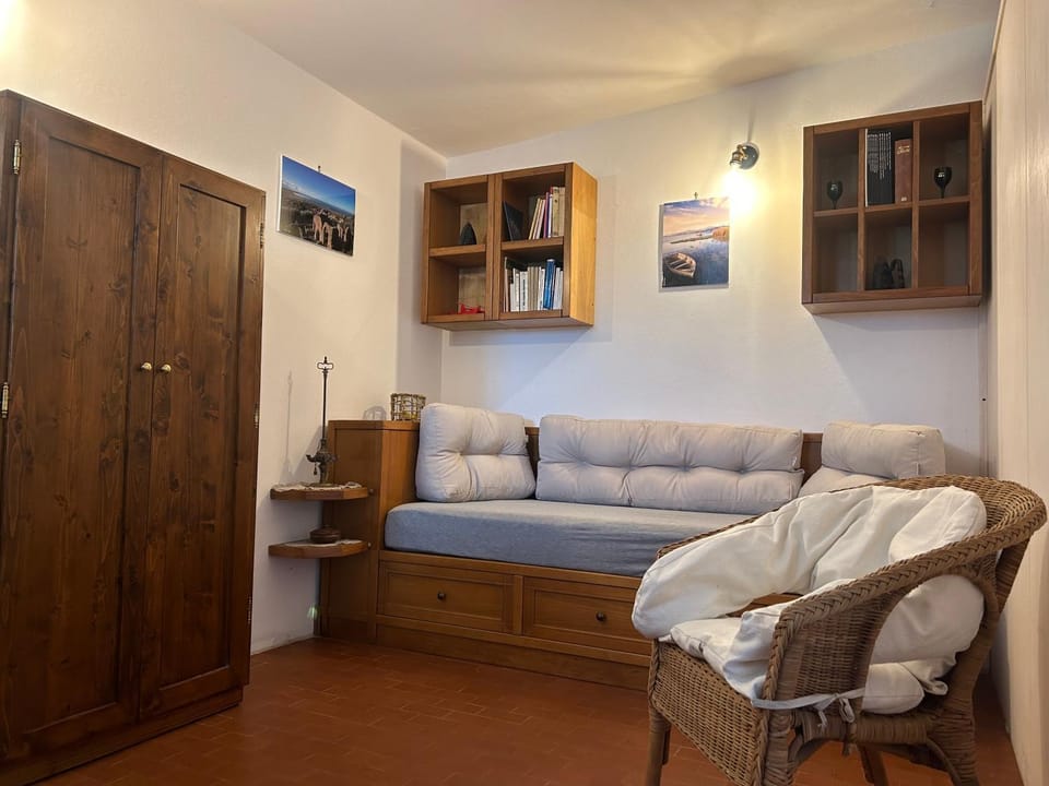 Bed, Library, Seating area, Bedroom, wardrobe