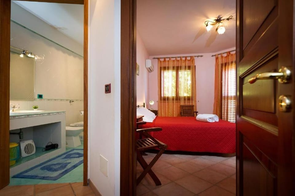 Bed, Bathroom, Photo of the whole room, Bedroom, towels