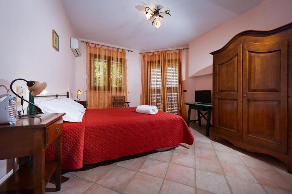 Bed, TV and multimedia, Photo of the whole room, Bedroom, wardrobe