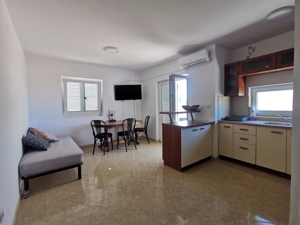 Kitchen or kitchenette, Living room, Seating area, Dining area