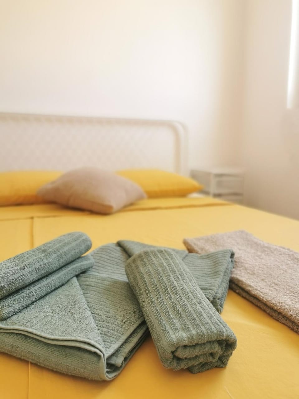 Bed, towels