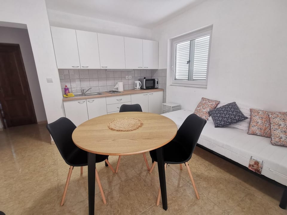 Bed, Kitchen or kitchenette, Living room, Seating area, Dining area