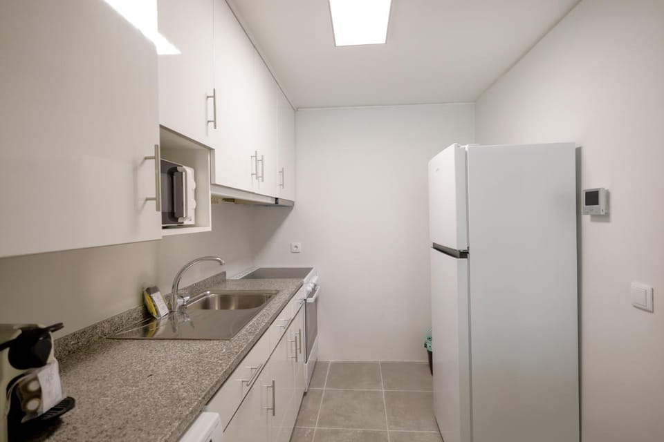 Kitchen or kitchenette, minibar, oven, stove