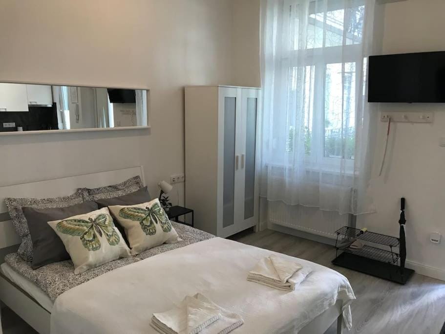 Bed, TV and multimedia, Photo of the whole room, Bedroom