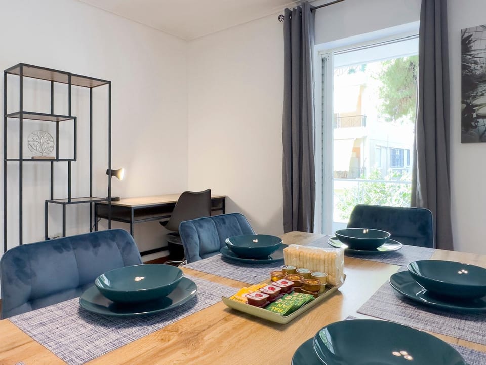 Food and drinks, Seating area, Dining area, Food