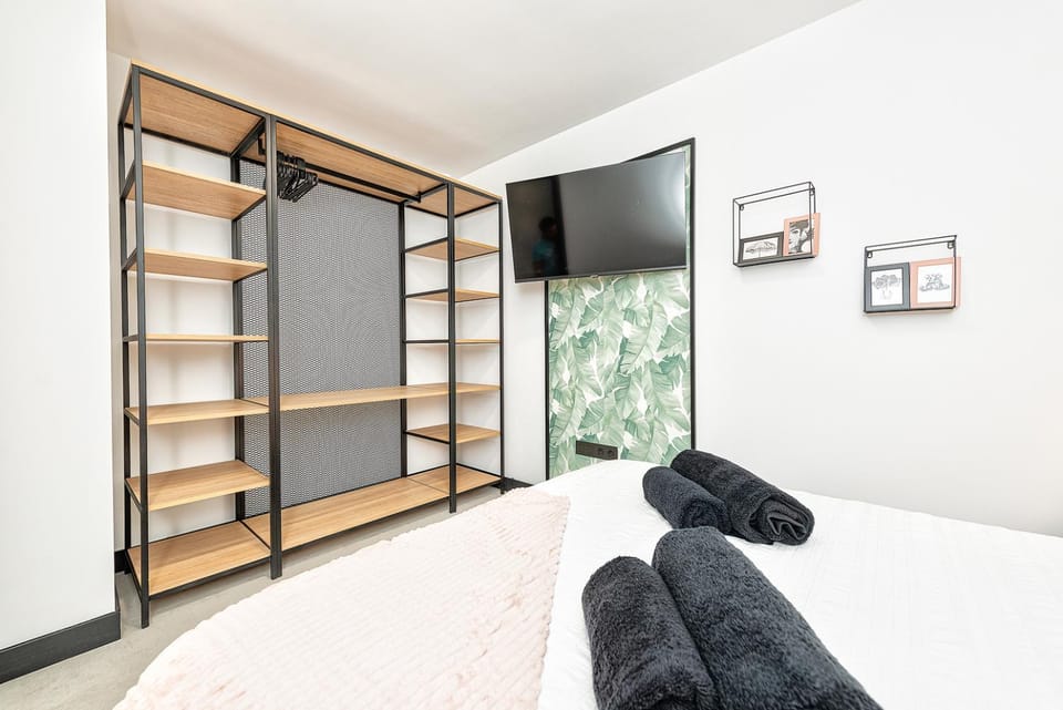 Bed, TV and multimedia, Photo of the whole room, Bedroom, towels