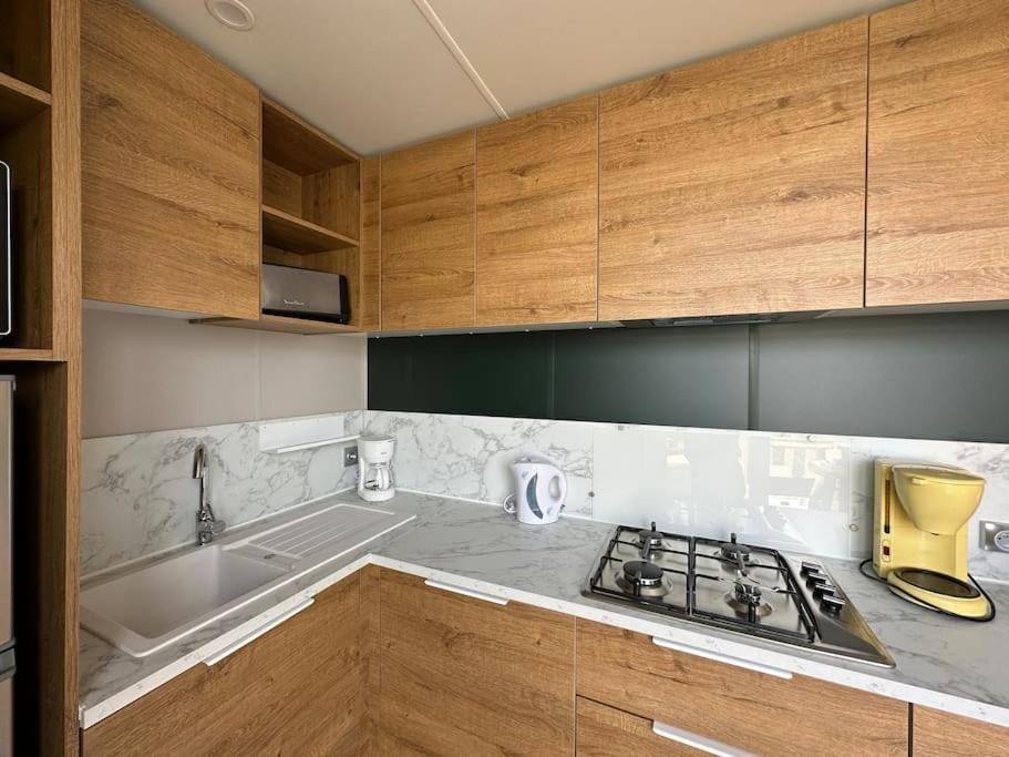 Coffee/tea facilities, minibar, stove