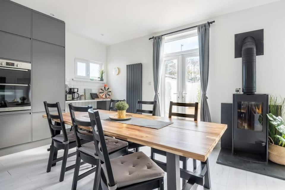 Seating area, Dining area