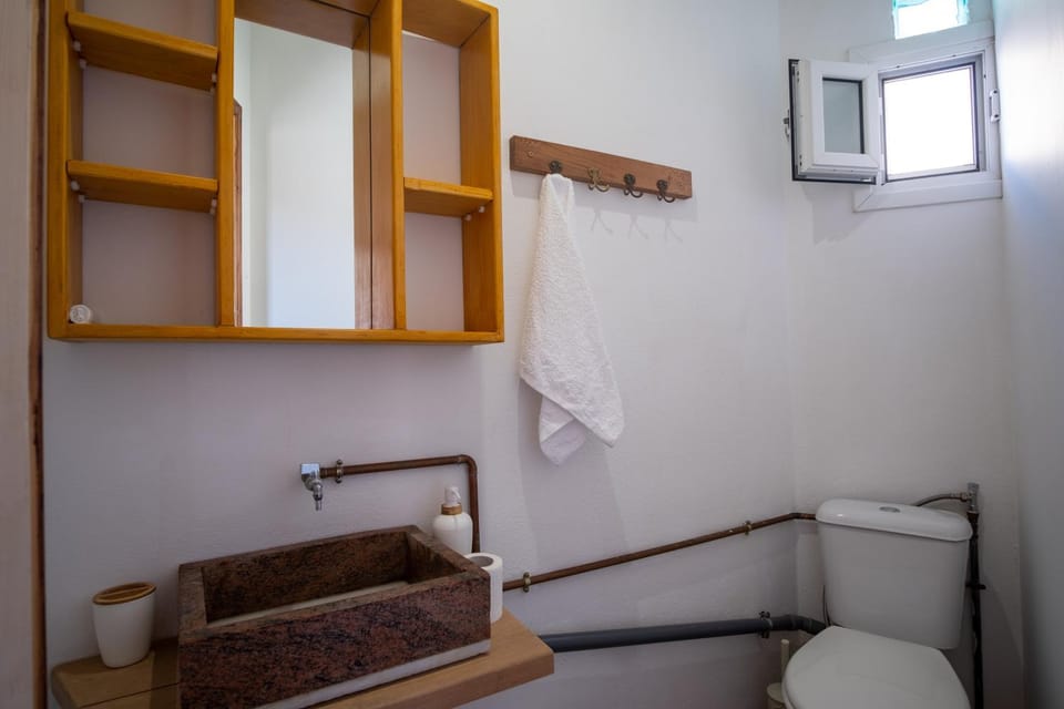 Toilet, towels