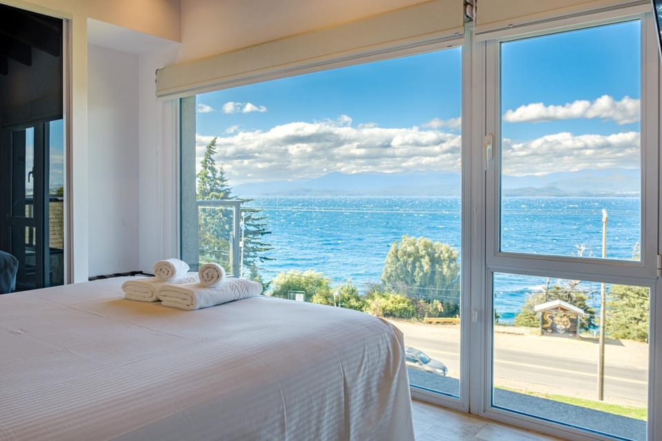 Photo of the whole room, Lake view