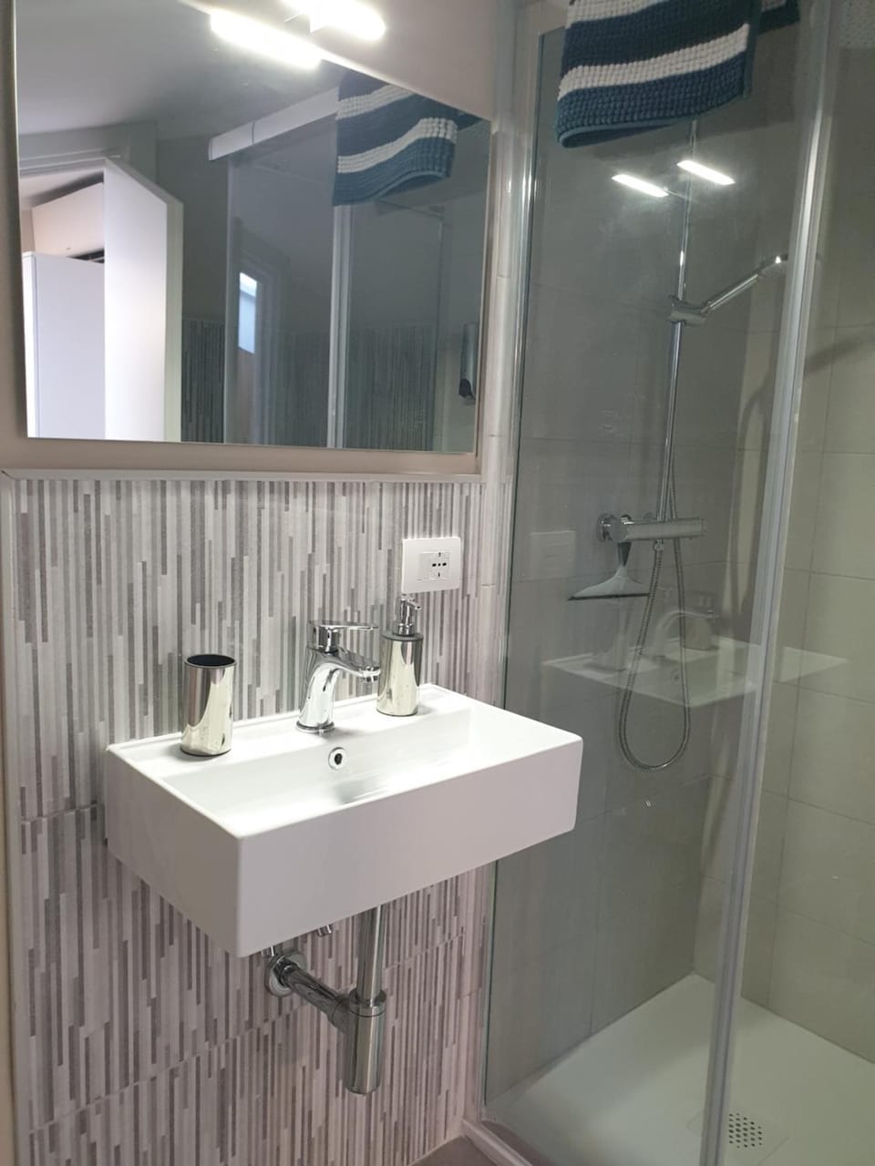 Shower, Toilet, Bathroom, towels