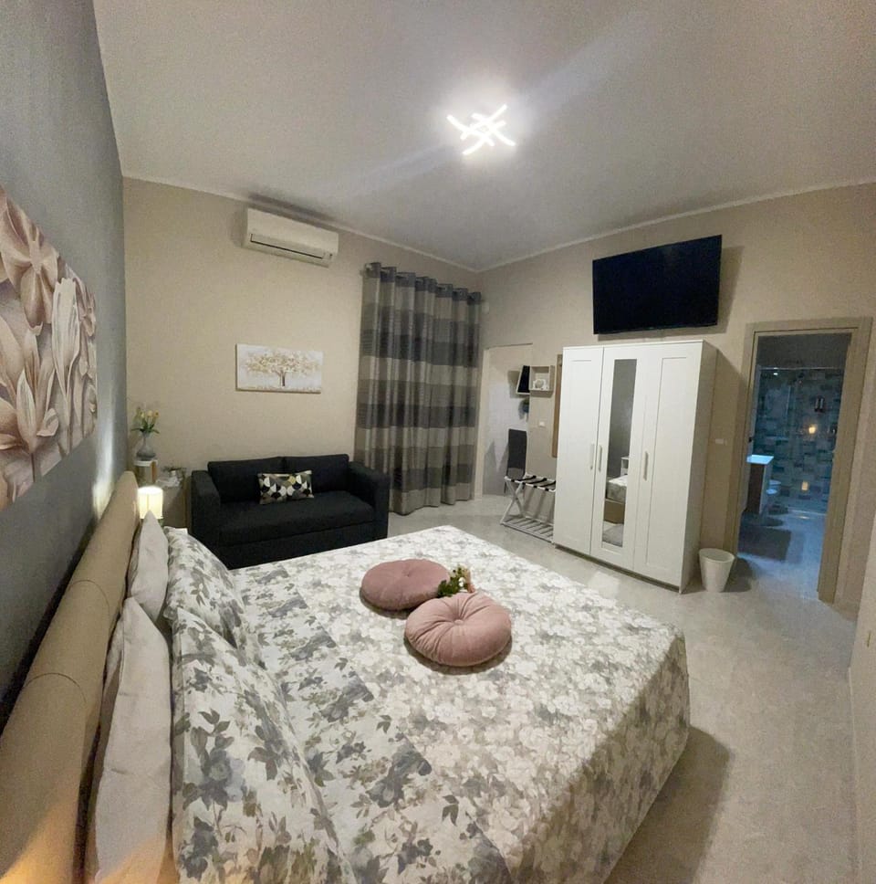 Bed, TV and multimedia, Photo of the whole room, Bedroom, wardrobe, air conditioner