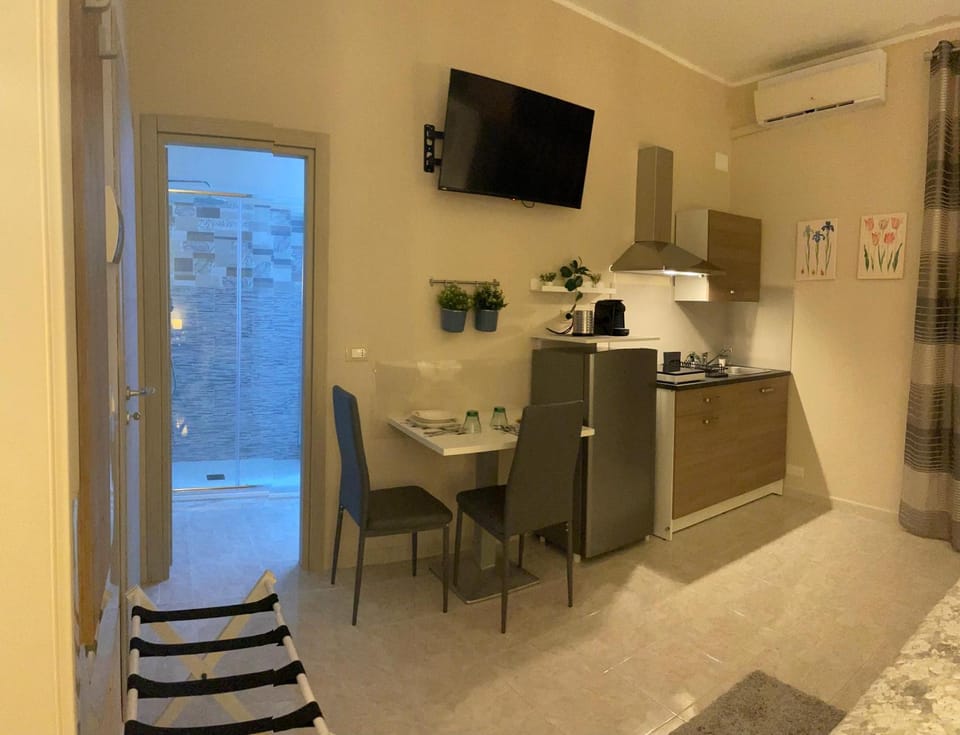 TV and multimedia, Kitchen or kitchenette, Living room, Seating area