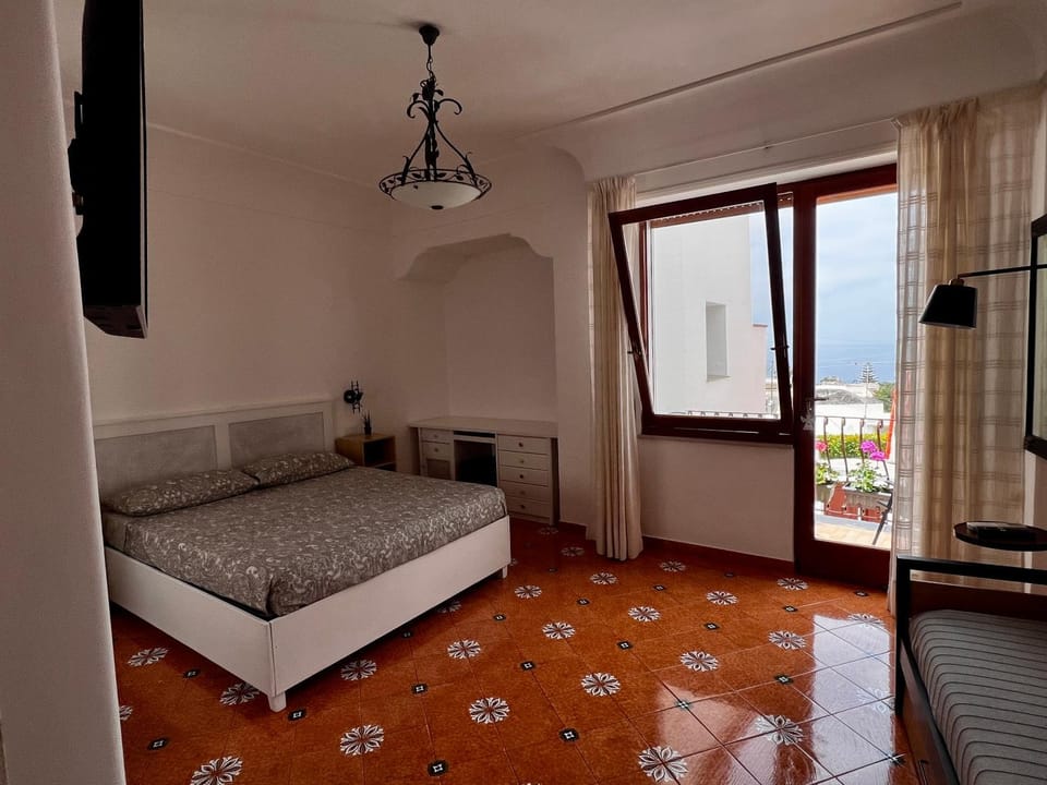 Bed, Balcony/Terrace, Photo of the whole room, Bedroom