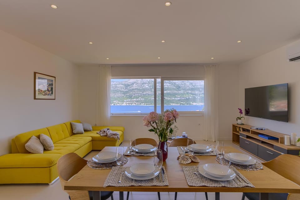 Natural landscape, TV and multimedia, Living room, Seating area, Dining area