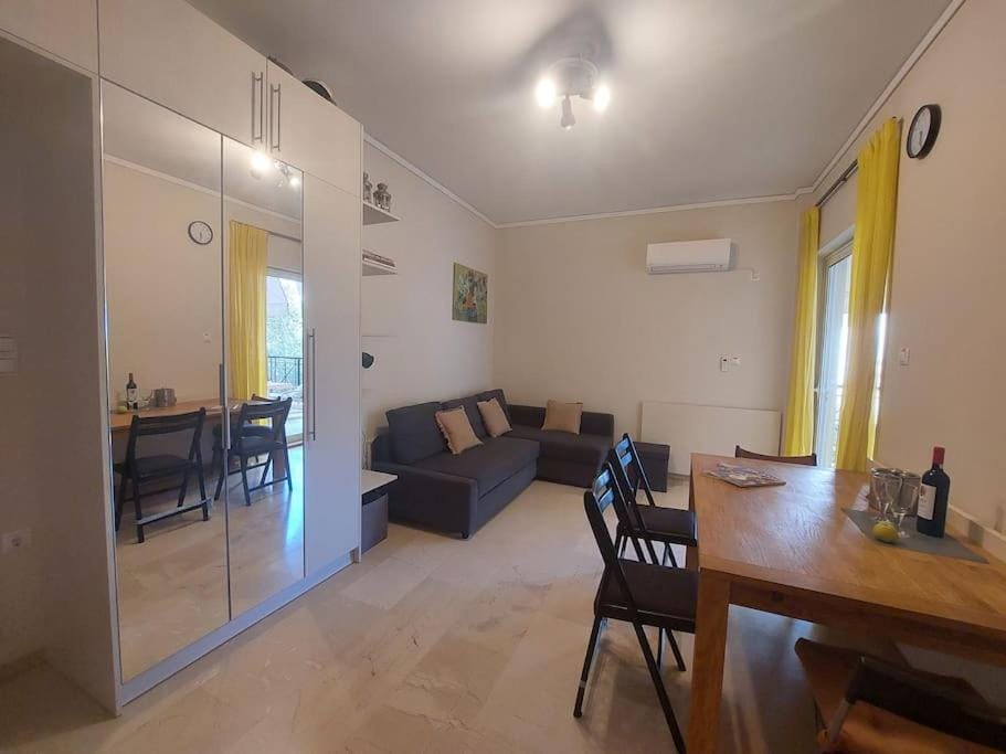 Seating area, Dining area, air conditioner