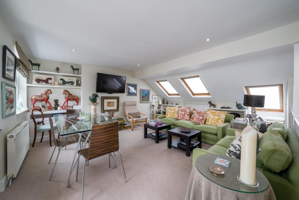 TV and multimedia, Living room, Seating area, Dining area