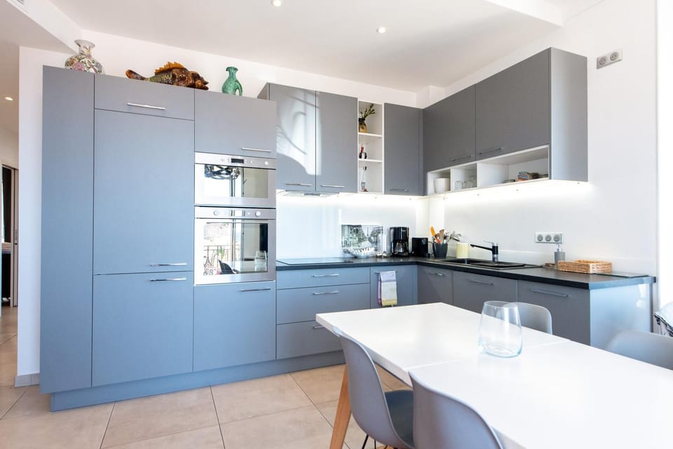Coffee/tea facilities, Kitchen or kitchenette, Dining area, oven, stove