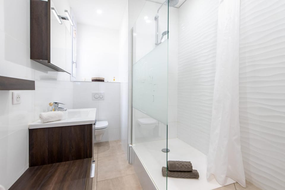 Shower, Toilet, Bathroom, towels