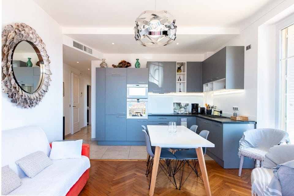 Coffee/tea facilities, Kitchen or kitchenette, Seating area, Dining area, stove