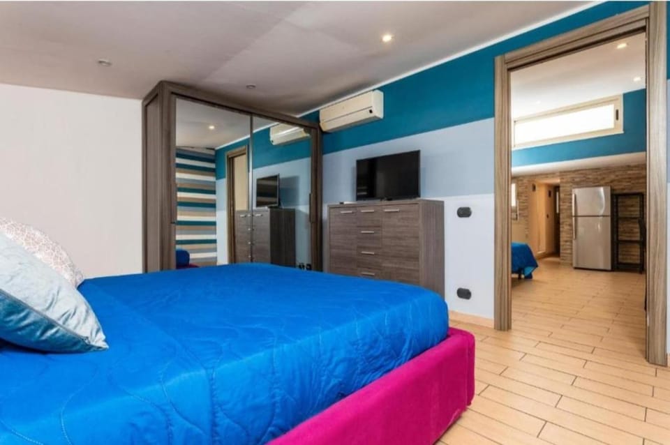 Bed, TV and multimedia, Photo of the whole room, Evening entertainment, Bedroom, air conditioner