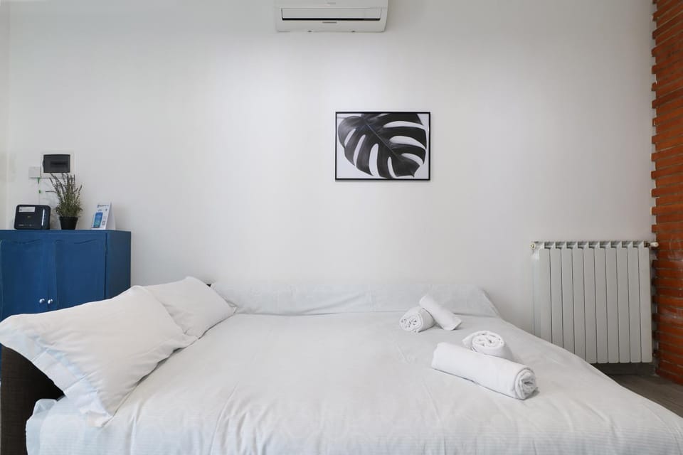 Bed, Bedroom, towels