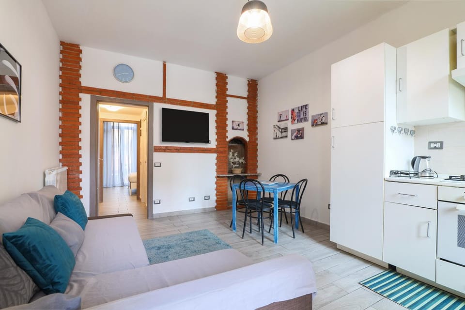 Kitchen or kitchenette, Seating area, Dining area, minibar, stove