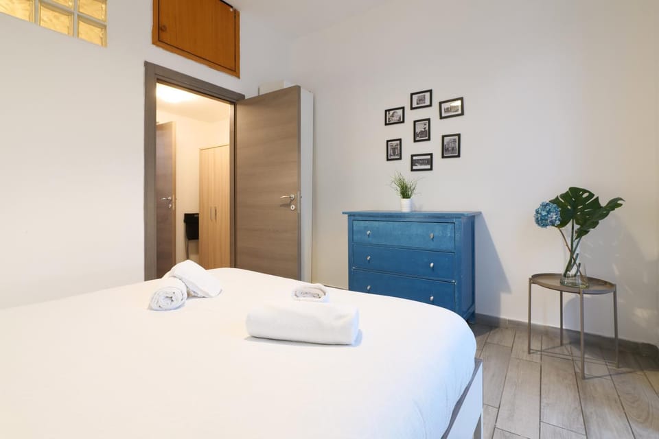 Bed, Bedroom, towels