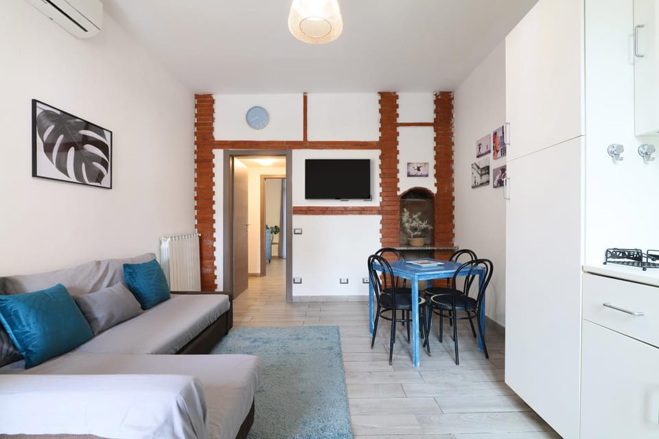 TV and multimedia, Kitchen or kitchenette, Living room, Seating area, Dining area