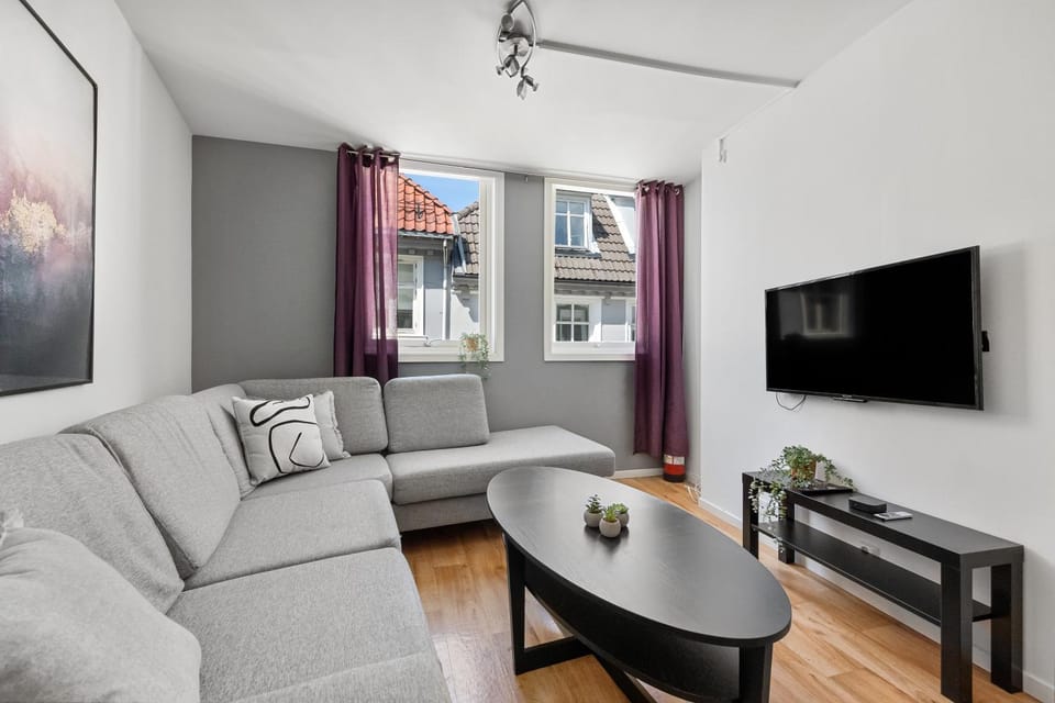 Communal lounge/ TV room, TV and multimedia, Living room, Seating area, Evening entertainment