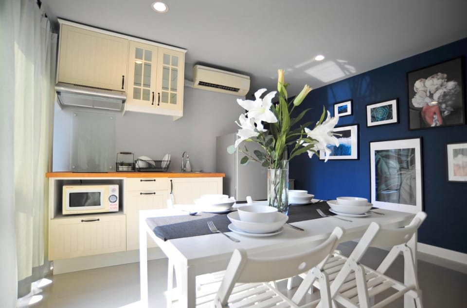 Restaurant/places to eat, Dining area, minibar, stove, air conditioner