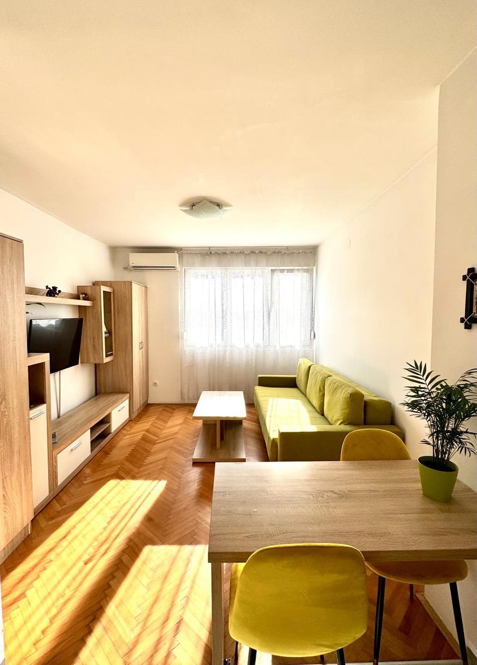 TV and multimedia, Living room, Photo of the whole room, Bedroom