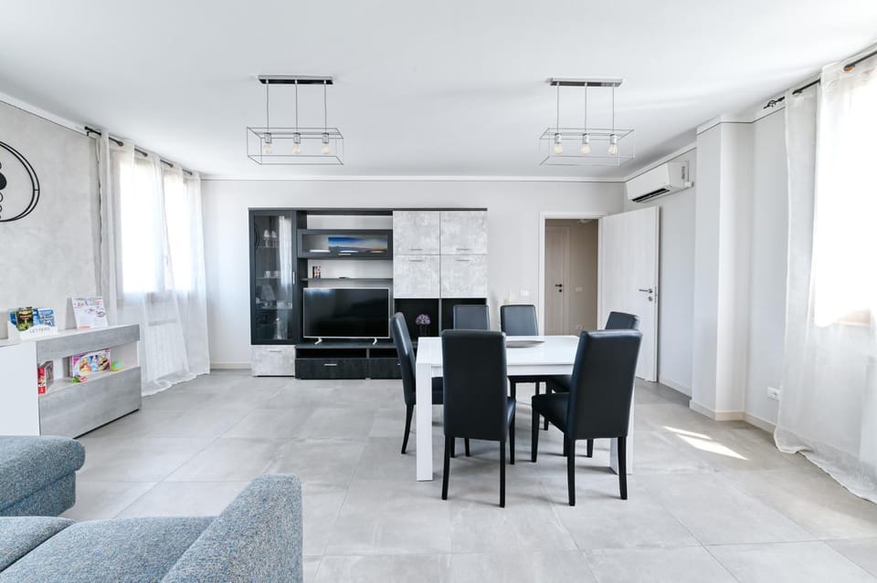 Communal lounge/ TV room, TV and multimedia, Kitchen or kitchenette, Living room, Seating area, Dining area, Evening entertainment, minibar