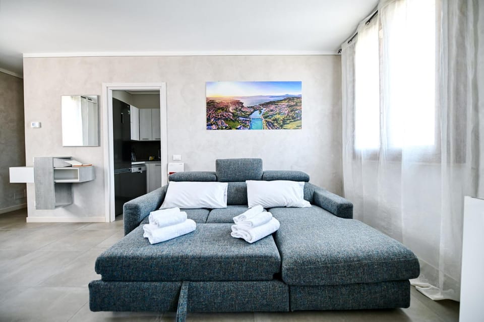 Bed, Kitchen or kitchenette, Living room, Photo of the whole room, Seating area, Bedroom, towels