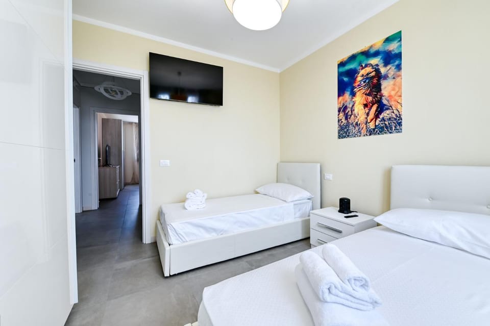 Bed, TV and multimedia, Photo of the whole room, Bedroom, towels