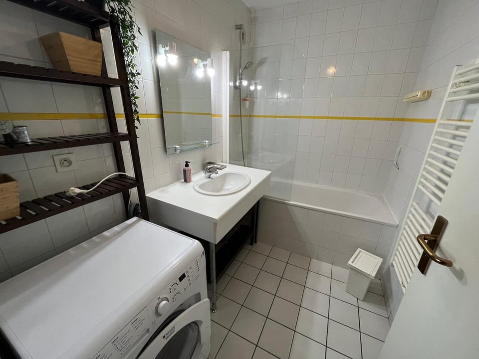 Bathroom, Bath, washing machine, dryer