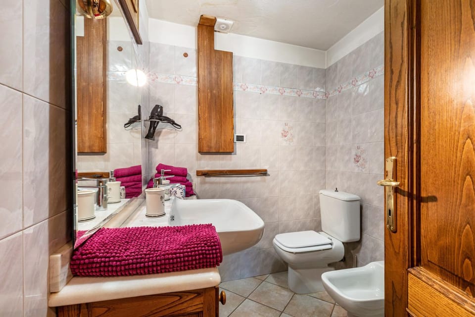 Bathroom, Living room