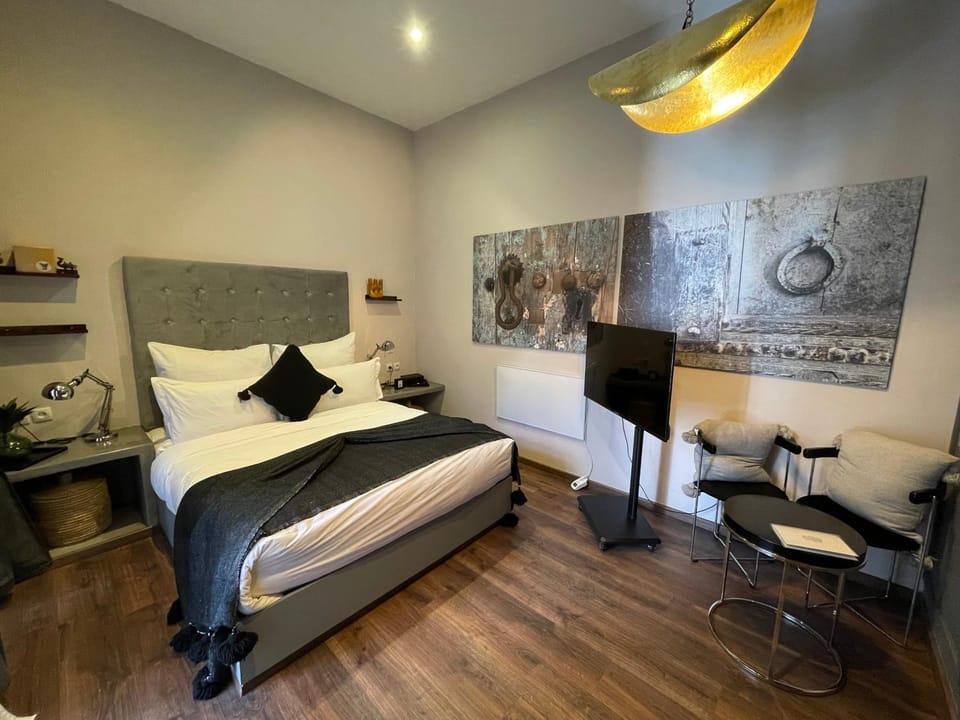 Bed, TV and multimedia, Photo of the whole room, Seating area, Bedroom