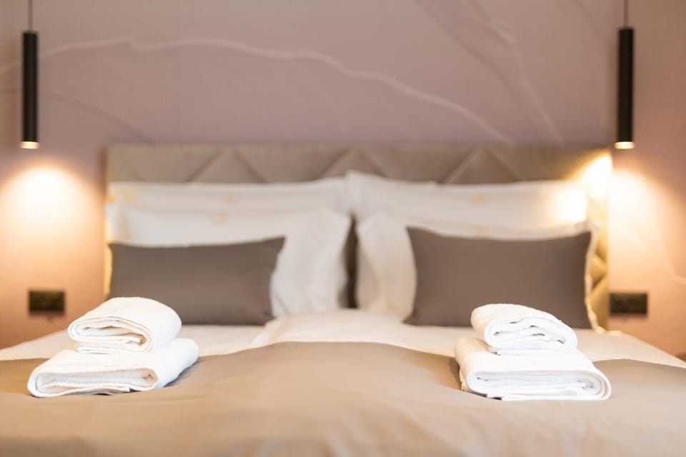 Bed, towels