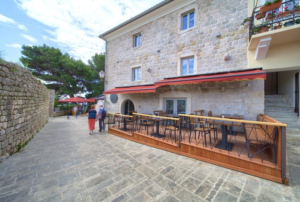 Property building, Restaurant/places to eat