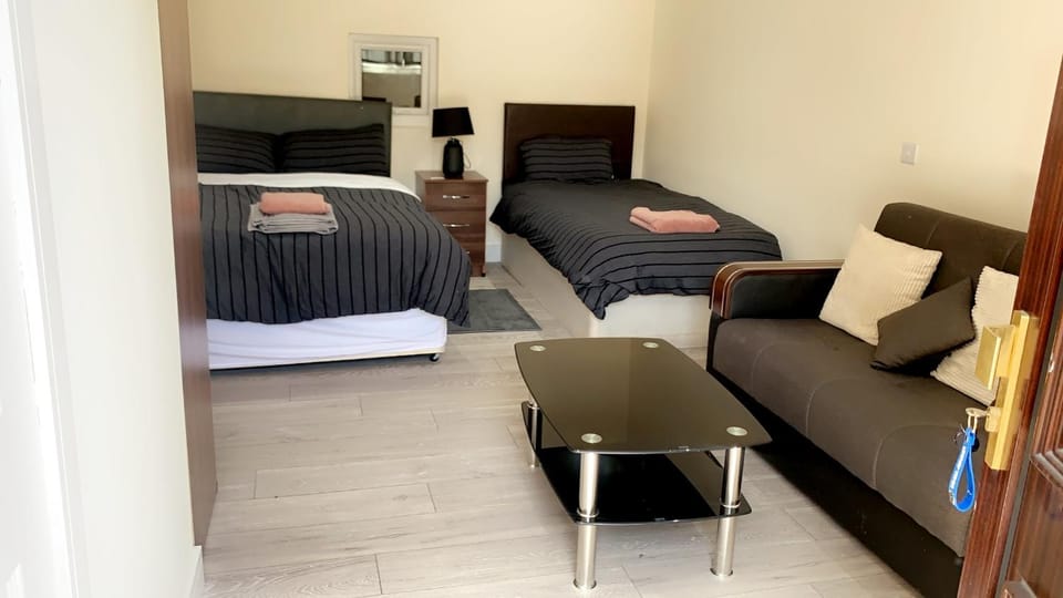 Mon Repos 24hr Heathrow Airport Bed and Breakfast in Hounslow