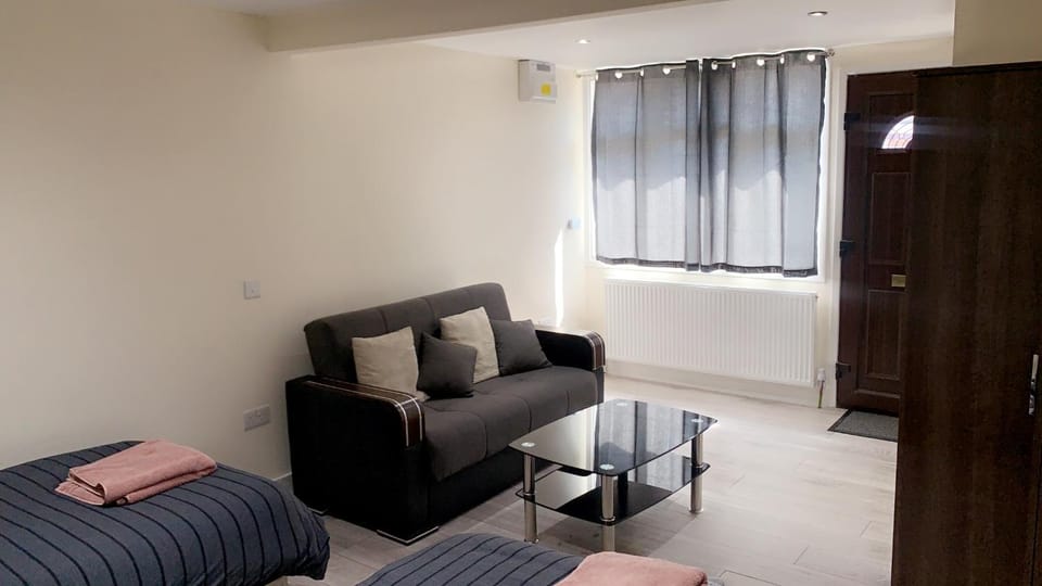 Mon Repos 24hr Heathrow Airport Bed and Breakfast in Hounslow