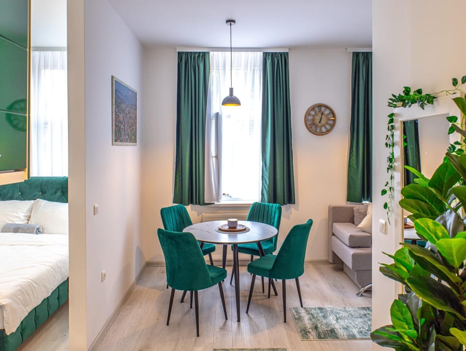 Bed, Living room, Photo of the whole room, Seating area, Dining area, Bedroom