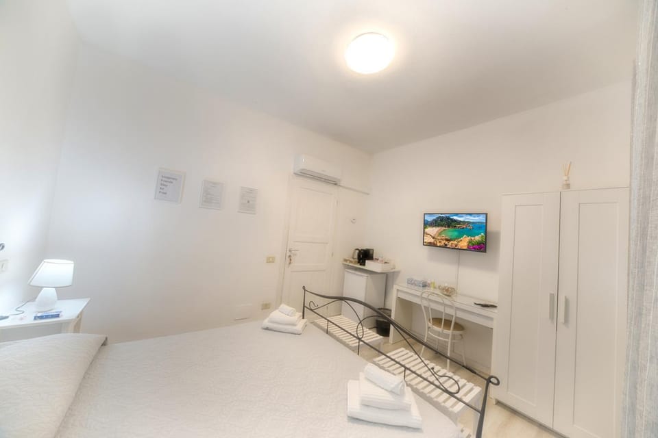 TV and multimedia, Photo of the whole room, Bedroom, towels, air conditioner