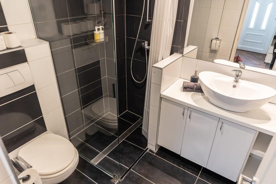 Shower, Toilet, Bathroom, towels
